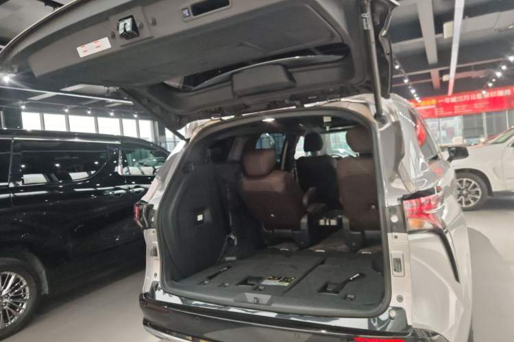 Used Toyota SIENNA 2021 2.5L Hybrid Platinum Edition Trunk