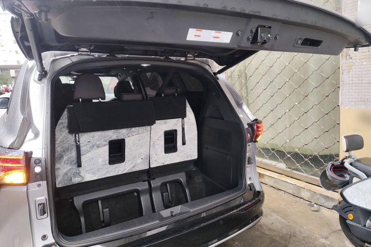 Used Toyota SIENNA 2021 2.5L Hybrid Platinum Edition Trunk