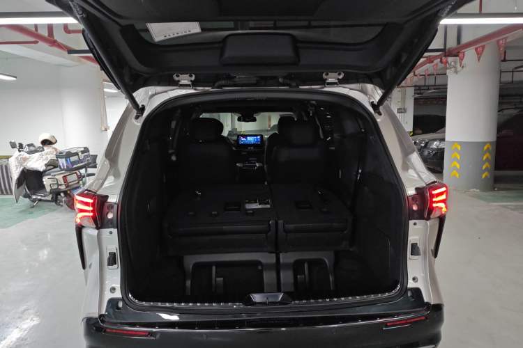 Used Toyota SIENNA 2021 2.5L Hybrid Premium Edition Trunk