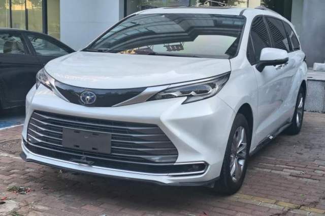 Toyota SIENNA 2021 2.5L Hybrid Ultimate Edition مستعملة