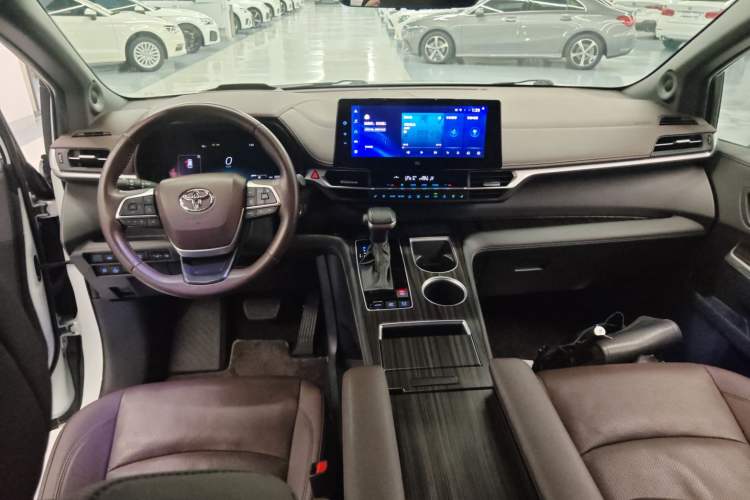 Used Toyota SIENNA 2021 2.5L Hybrid Platinum Edition Center Console