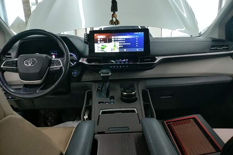 Used Toyota SIENNA 2021 2.5L Hybrid Comfort Edition Center Console
