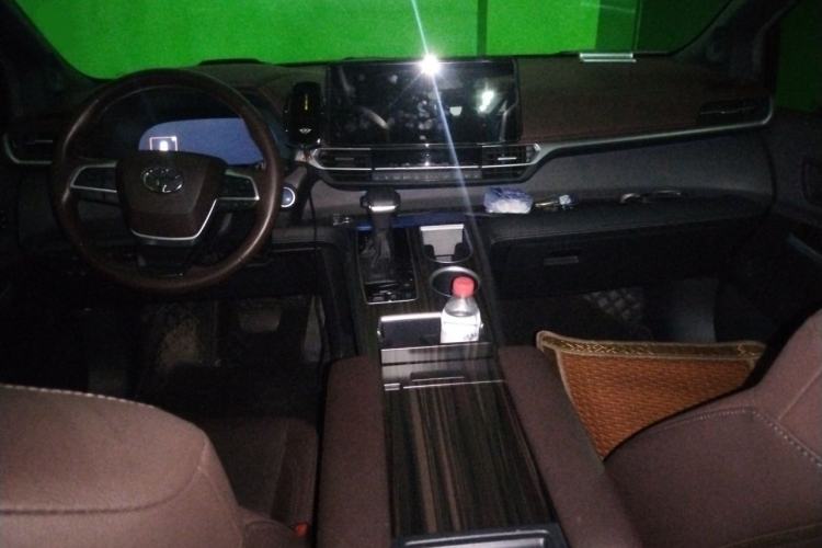 Used Toyota SIENNA 2021 2.5L Hybrid Platinum Edition Center Console
