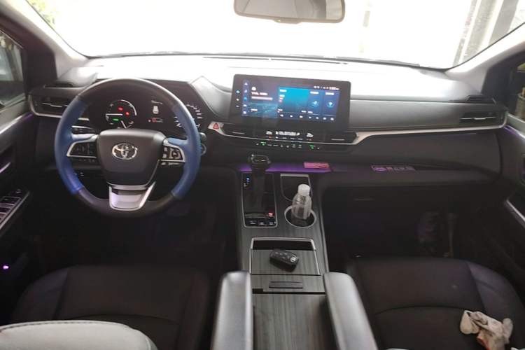Used Toyota SIENNA 2021 2.5L Hybrid Premium Edition Center Console