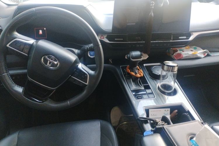 Used Toyota SIENNA 2021 2.5L Hybrid Platinum Edition Center Console