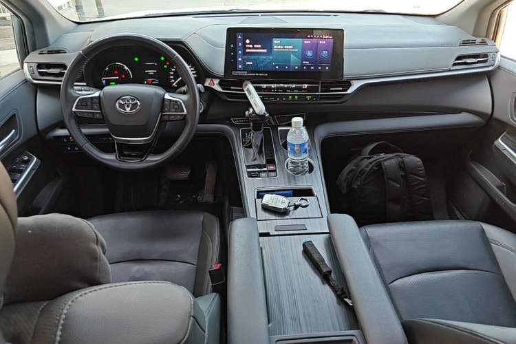 Used Toyota SIENNA 2021 2.5L Hybrid Premium Edition Center Console