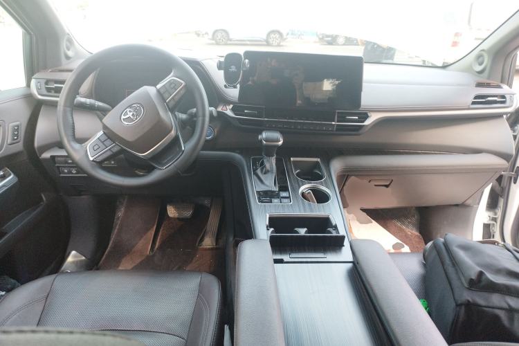Used Toyota SIENNA 2021 2.5L Hybrid Platinum Edition Center Console