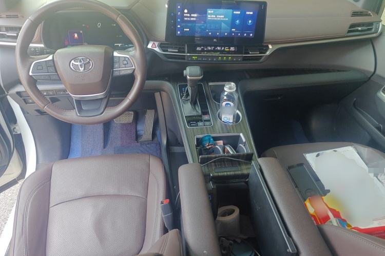 Used Toyota SIENNA 2021 2.5L Hybrid Platinum Edition Center Console