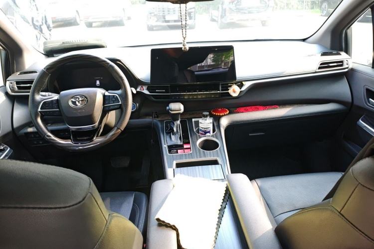 Used Toyota SIENNA 2021 2.5L Hybrid Premium Edition Center Console