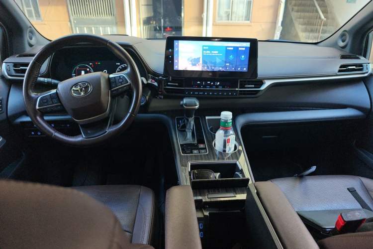 Used Toyota SIENNA 2021 2.5L Hybrid Platinum Edition Center Console