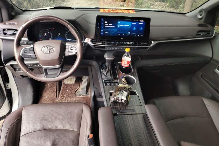 Used Toyota SIENNA 2021 2.5L Hybrid Platinum Edition Center Console