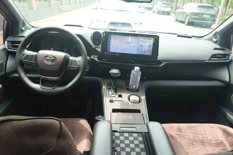 Used Toyota SIENNA 2021 2.5L Hybrid Platinum Edition Center Console