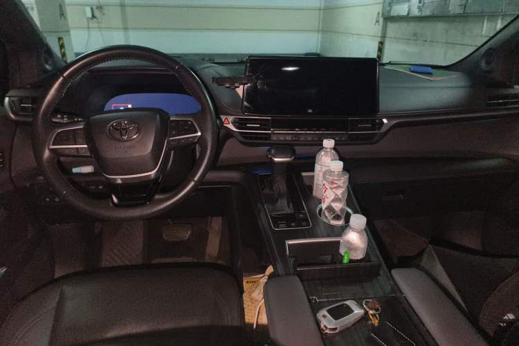 Used Toyota SIENNA 2021 2.5L Hybrid Platinum Edition Center Console