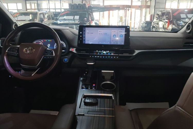 Used Toyota SIENNA 2021 2.5L Hybrid Platinum Edition Center Console