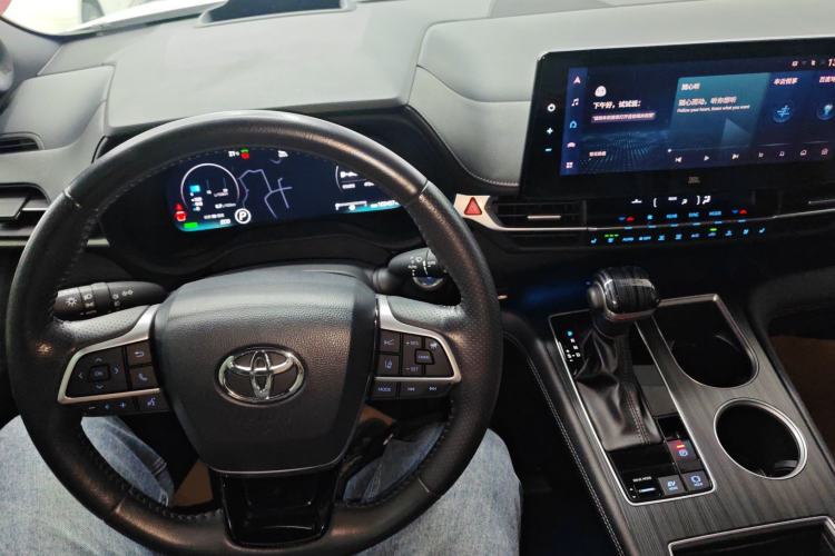 Used Toyota SIENNA 2021 2.5L Hybrid Platinum Edition Center Console