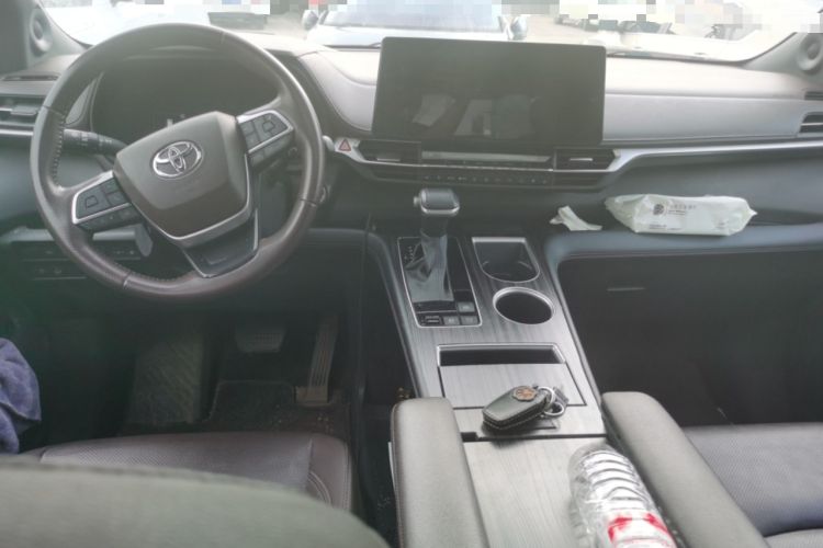 Used Toyota SIENNA 2021 2.5L Hybrid Platinum Edition Center Console