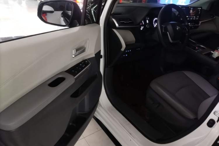 Used Toyota SIENNA 2021 2.5L Hybrid Luxury Edition Driver Seat