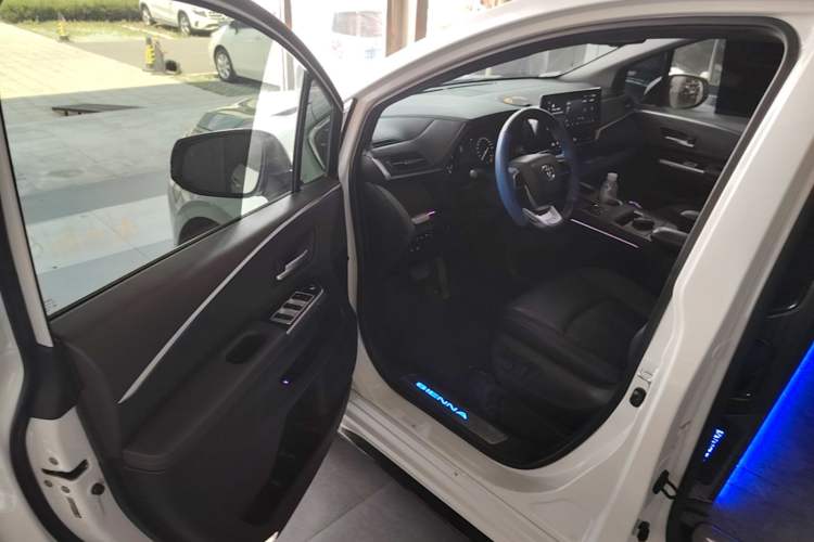 Used Toyota SIENNA 2021 2.5L Hybrid Premium Edition Driver Seat