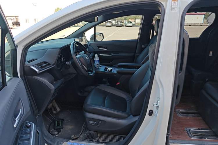 Used Toyota SIENNA 2021 2.5L Hybrid Premium Edition Driver Seat