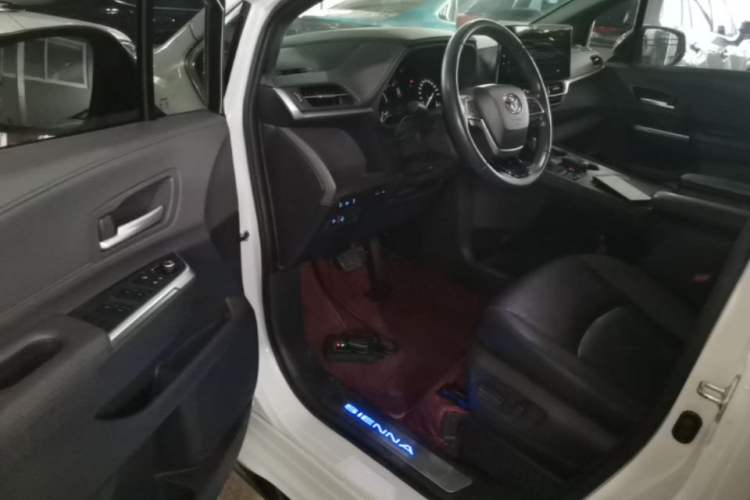 Used Toyota SIENNA 2021 2.5L Hybrid Premium Edition Driver Seat