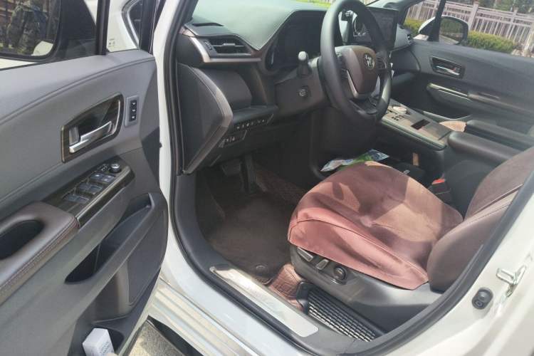 Used Toyota SIENNA 2021 2.5L Hybrid Platinum Edition Driver Seat