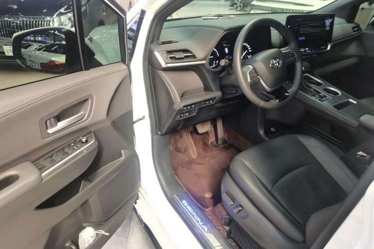 Used Toyota SIENNA 2021 2.5L Hybrid Premium Edition Driver Seat