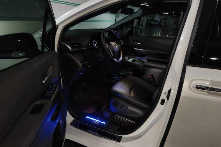 Used Toyota SIENNA 2021 2.5L Hybrid Premium Edition Driver Seat