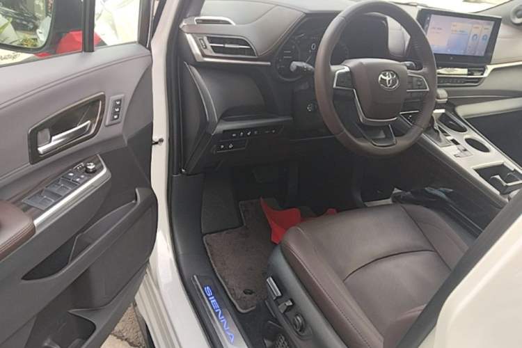 Used Toyota SIENNA 2021 2.5L Hybrid Platinum Edition Driver Seat