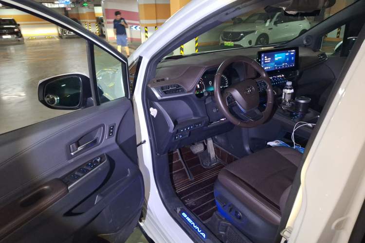 Used Toyota SIENNA 2021 2.5L Hybrid Platinum Edition Driver Seat