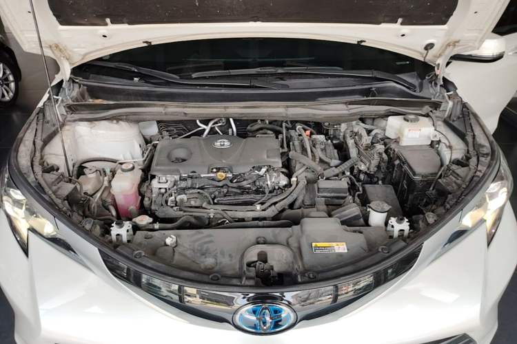 Used Toyota SIENNA 2021 2.5L Hybrid Premium Edition Engine Bay