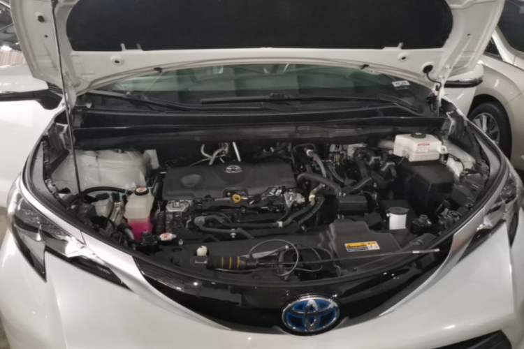 Used Toyota SIENNA 2021 2.5L Hybrid Premium Edition Engine Bay