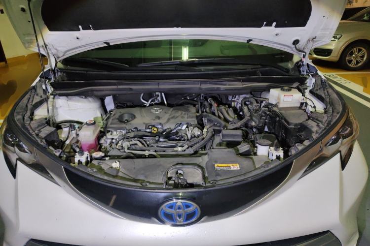 Used Toyota SIENNA 2021 2.5L Hybrid Platinum Edition Engine Bay