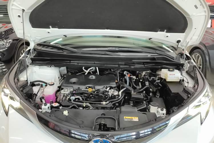 Used Toyota SIENNA 2021 2.5L Hybrid Platinum Edition Engine Bay