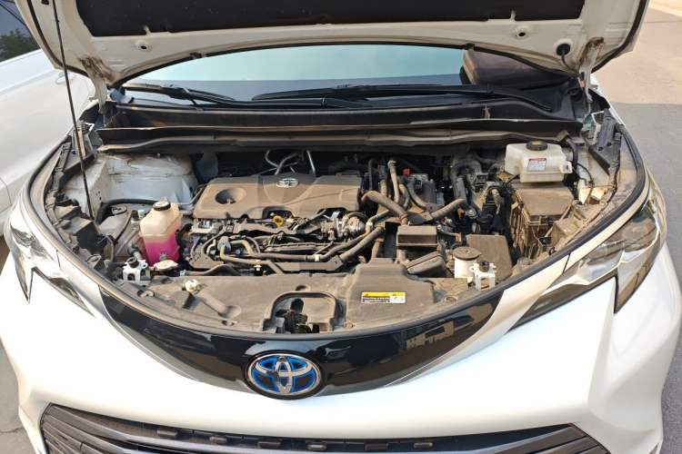 Used Toyota SIENNA 2021 2.5L Hybrid Premium Edition Engine Bay