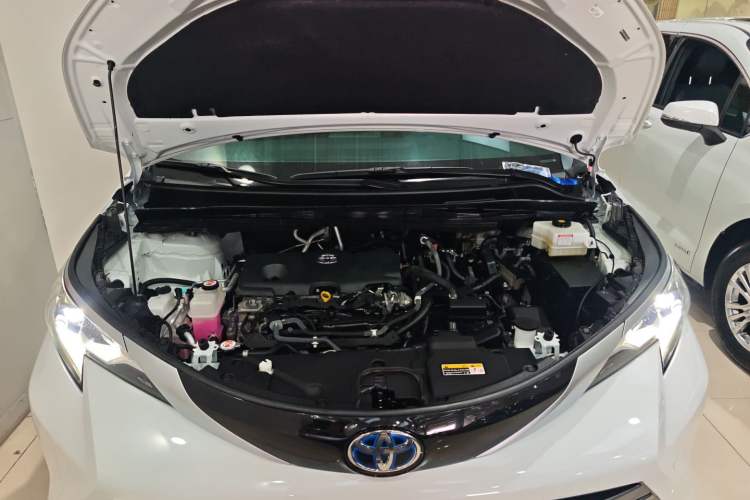 Used Toyota SIENNA 2021 2.5L Hybrid Premium Edition Engine Bay
