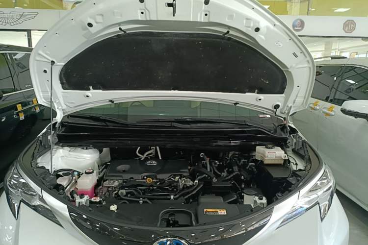 Used Toyota SIENNA 2021 2.5L Hybrid Premium Edition Engine Bay