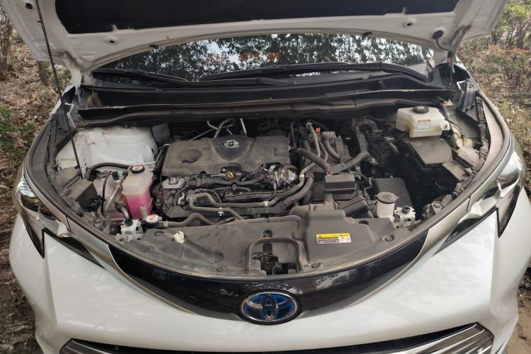 Used Toyota SIENNA 2021 2.5L Hybrid Platinum Edition Engine Bay
