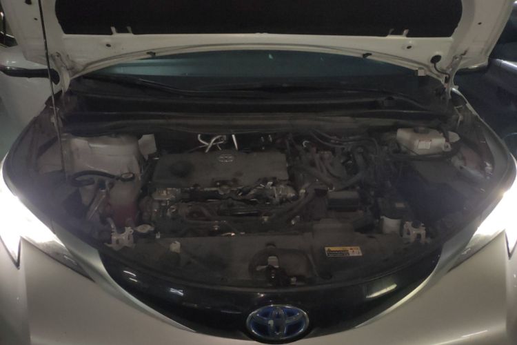 Used Toyota SIENNA 2021 2.5L Hybrid Platinum Edition Engine Bay