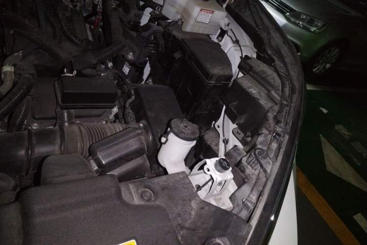 Used Toyota SIENNA 2021 2.5L Hybrid Platinum Edition Engine Bay Left