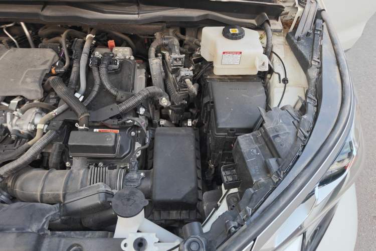 Used Toyota SIENNA 2021 2.5L Hybrid Platinum Edition Engine Bay Left