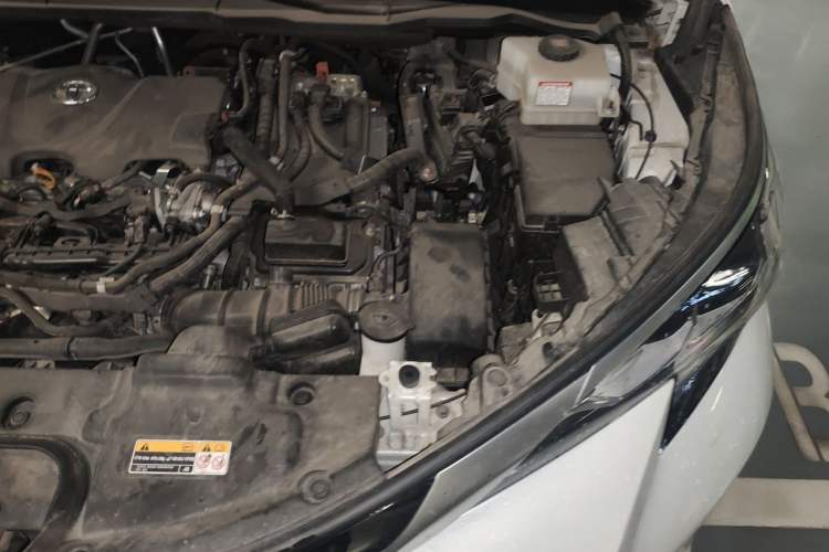 Used Toyota SIENNA 2021 2.5L Hybrid Platinum Edition Engine Bay Left