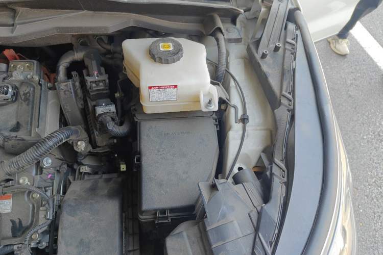 Used Toyota SIENNA 2021 2.5L Hybrid Platinum Edition Engine Bay Left