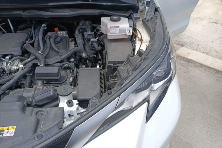 Used Toyota SIENNA 2021 2.5L Hybrid Premium Edition Engine Bay Left