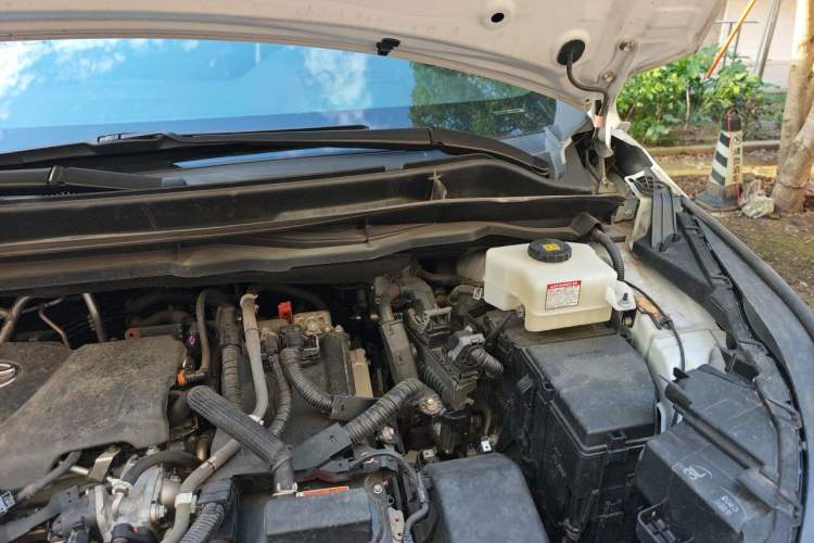 Used Toyota SIENNA 2021 2.5L Hybrid Platinum Edition Engine Bay Left