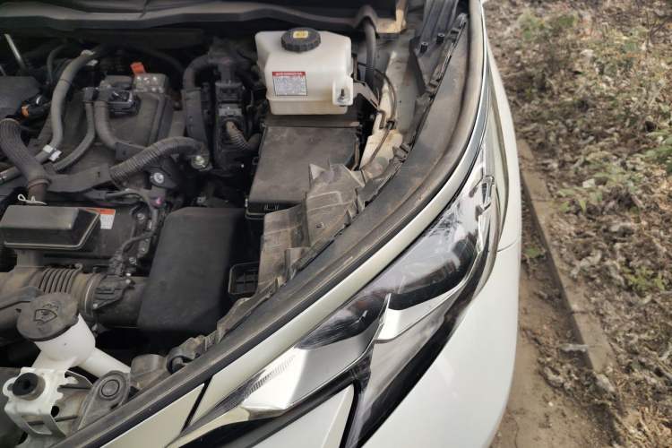 Used Toyota SIENNA 2021 2.5L Hybrid Platinum Edition Engine Bay Left