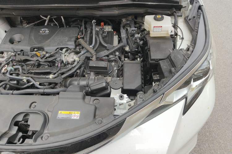 Used Toyota SIENNA 2021 2.5L Hybrid Platinum Edition Engine Bay Left