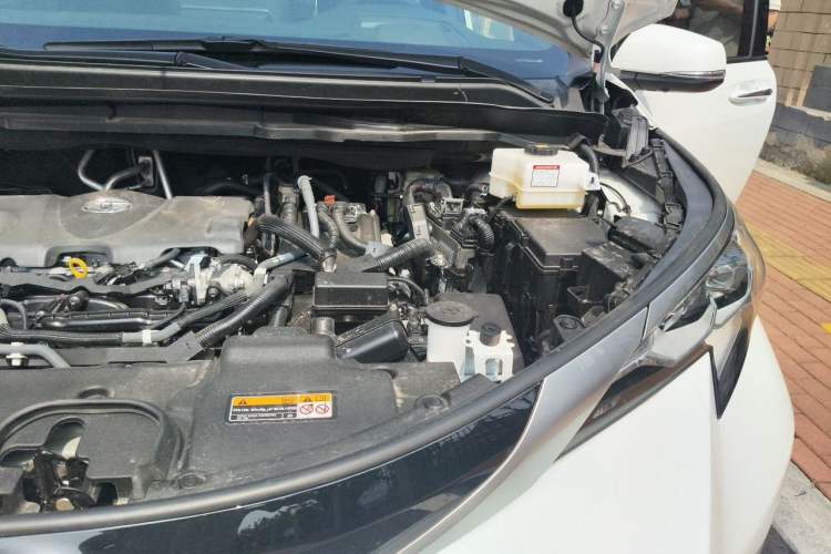 Used Toyota SIENNA 2021 2.5L Hybrid Platinum Edition Engine Bay Left