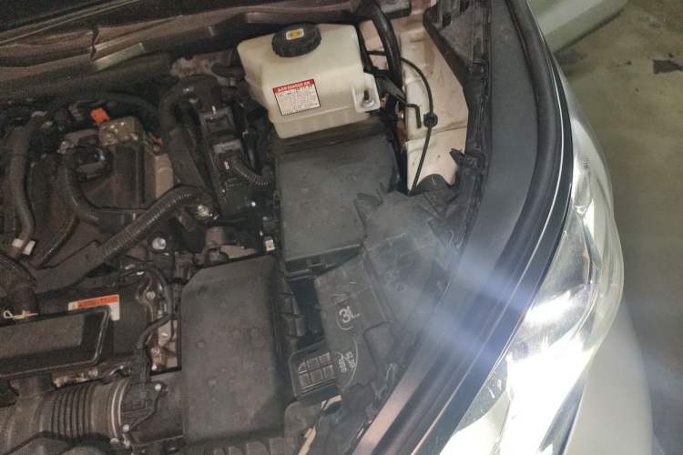 Used Toyota SIENNA 2021 2.5L Hybrid Platinum Edition Engine Bay Left