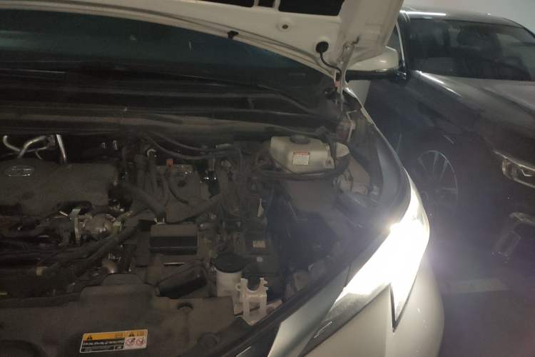Used Toyota SIENNA 2021 2.5L Hybrid Platinum Edition Engine Bay Left