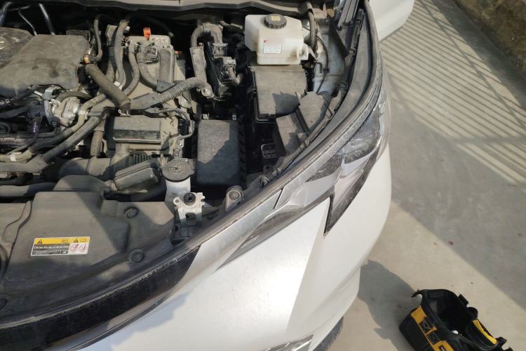 Used Toyota SIENNA 2021 2.5L Hybrid Platinum Edition Engine Bay Left